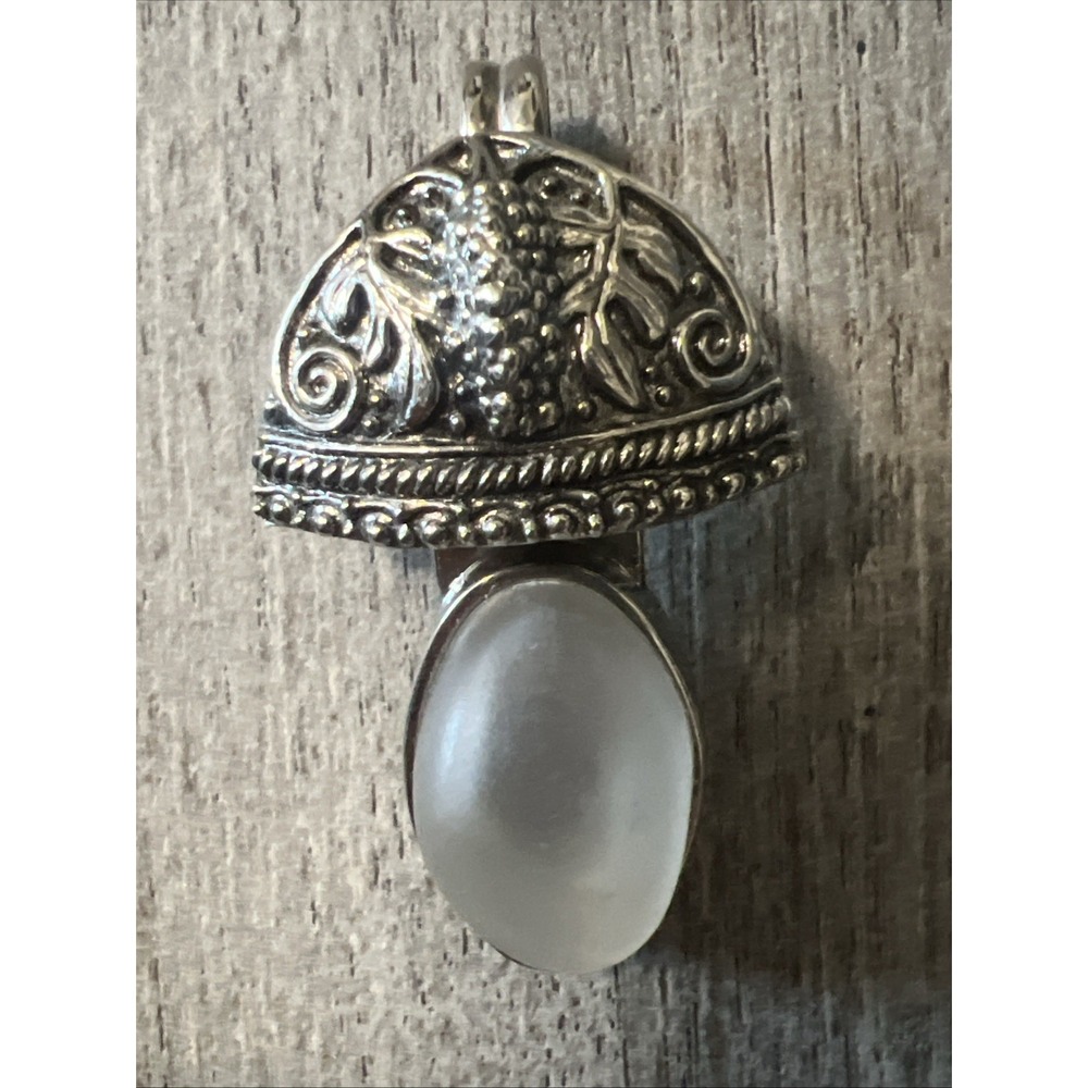 Rebecca Collins Pendant Scarf Grapes‎ Leaves Vines Signed Silver Tone Frosted